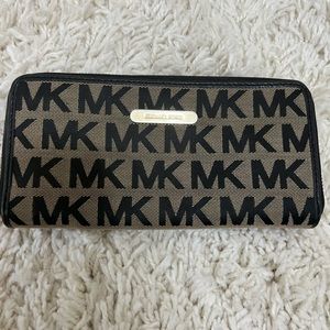 Michael Kors zippered wallet